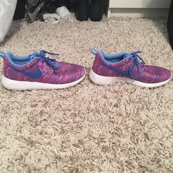 Women's Nike Rosche Sneakers - Picture 2 of 3